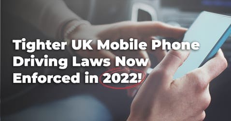 The article title beside a hand scrolling a smartphone inside a car.