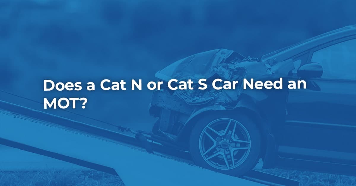 The article title over a car with a damaged front, in a blue overlay.