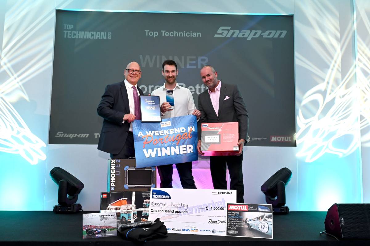 Presentation of the Top Technician Award to George Bettley.