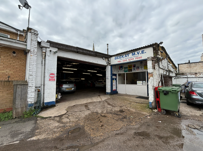 Garage Photo 1